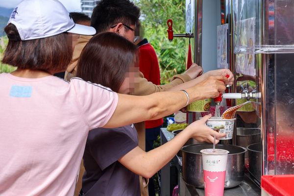 ▲▼頭城玄德宮泡麵土地公，頭城拜拜免費吃泡麵。（圖／部落客陳小可授權提供）