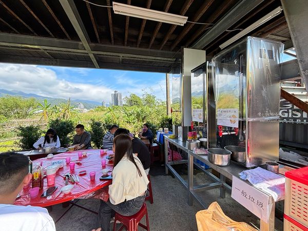 ▲▼頭城玄德宮泡麵土地公，頭城拜拜免費吃泡麵。（圖／部落客陳小可授權提供）