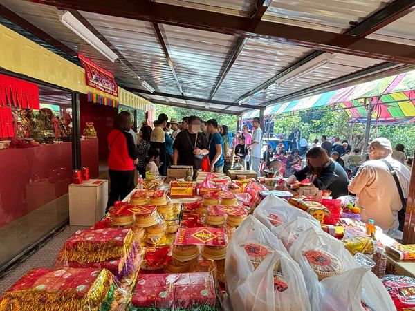 ▲▼頭城玄德宮泡麵土地公，頭城拜拜免費吃泡麵。（圖／部落客陳小可授權提供）