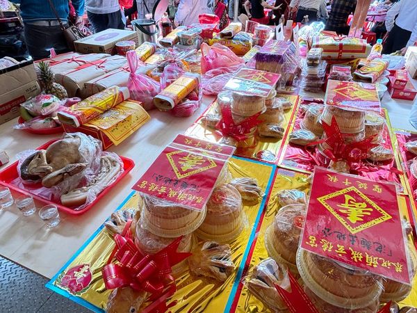 ▲▼頭城玄德宮泡麵土地公，頭城拜拜免費吃泡麵。（圖／部落客陳小可授權提供）