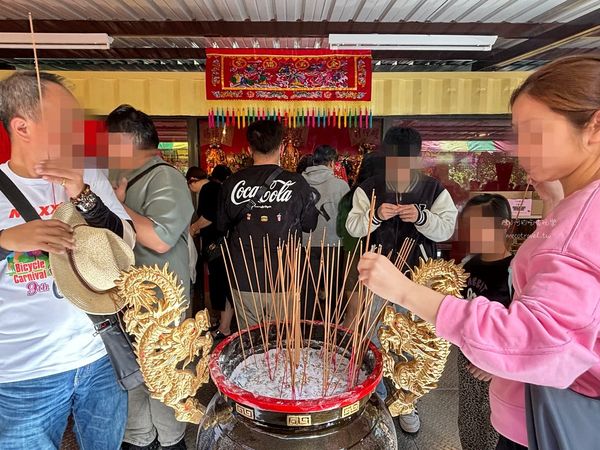 ▲▼頭城玄德宮泡麵土地公，頭城拜拜免費吃泡麵。（圖／部落客陳小可授權提供）