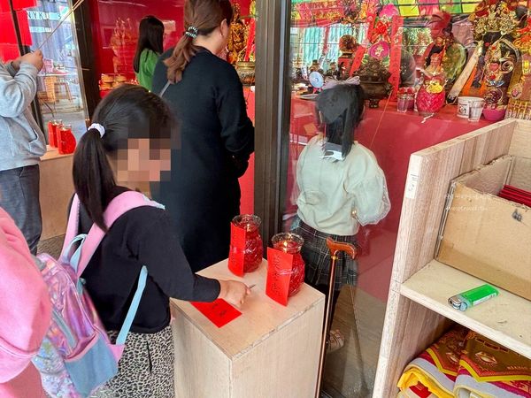 ▲▼頭城玄德宮泡麵土地公，頭城拜拜免費吃泡麵。（圖／部落客陳小可授權提供）