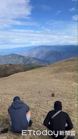 ▲女性山友攀登可樂可樂安山時，右腳腫脹無法行走，獲空勤直升機成功救援。（圖／記者高堂堯翻攝）