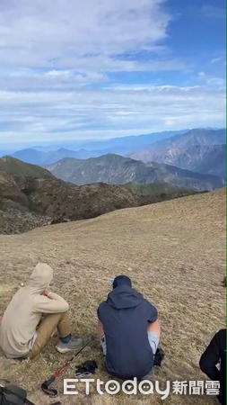 ▲女性山友攀登可樂可樂安山時，右腳腫脹無法行走，獲空勤直升機成功救援。（圖／記者高堂堯翻攝）