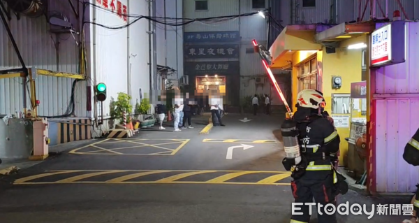 ▲▼             高雄苓雅區知名「金巴黎大舞廳」火警。（圖／民眾提供，下同）