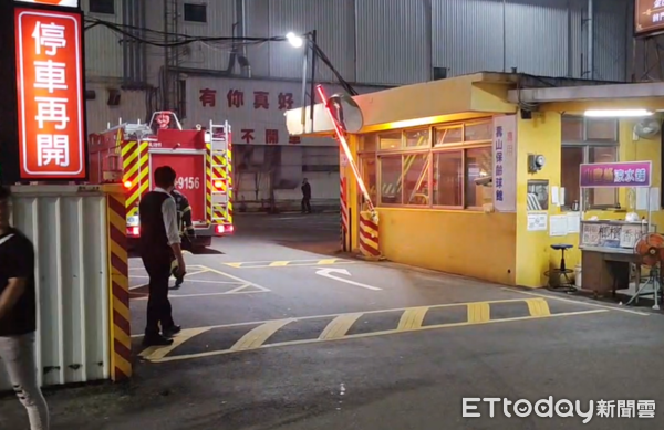 ▲▼             高雄苓雅區知名「金巴黎大舞廳」火警。（圖／民眾提供，下同）