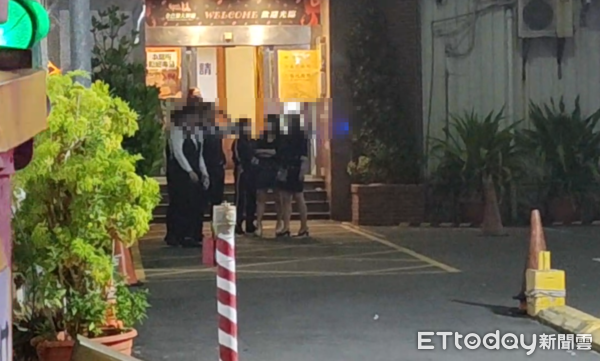 ▲▼             高雄苓雅區知名「金巴黎大舞廳」火警。（圖／民眾提供，下同）