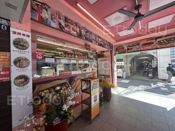 ▲獨／受人指使？年輕男名店前縱火　邊犯案邊講電話「拍照留存」。（圖／記者許權毅攝）