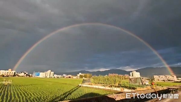 ▲宜蘭礁溪冰雹雷雨後，今早更驚見雙彩虹。（圖／記者游芳男翻攝）