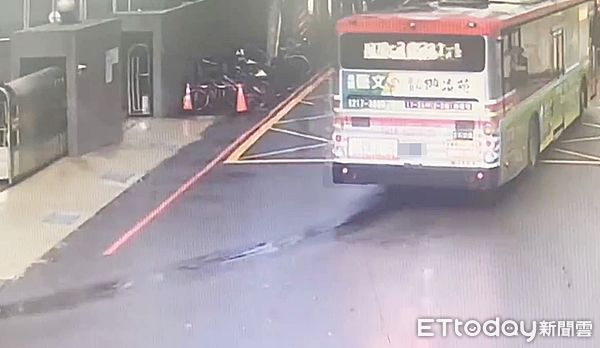 ▲桃園客運一輛公車今天上午行經龜山區建國東路、山鶯路口處時沿路漏油。（圖／記者沈繼昌翻攝）