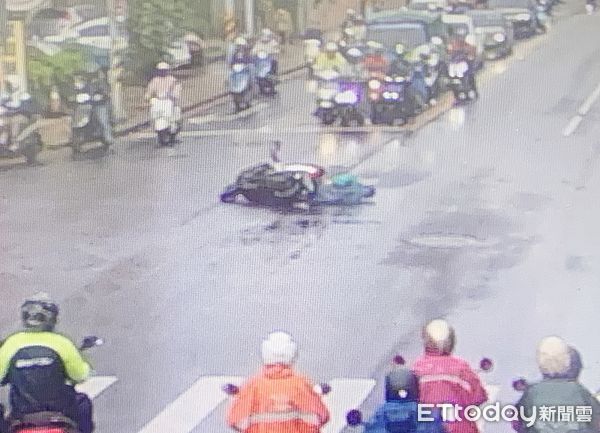 ▲桃園客運一輛公車今天上午行經龜山區建國東路、山鶯路口處時沿路漏油，導致女騎士摔傷。（圖／記者沈繼昌翻攝）