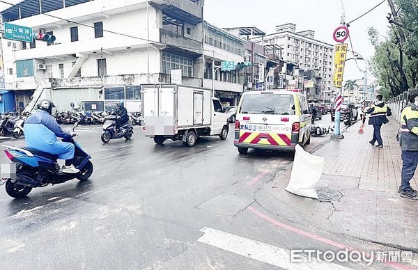 ▲龜山警方到場後沿途鋪設木屑，避免路人與騎士摔傷，並通知清潔隊人員到場協助清除油汙。（圖／記者沈繼昌翻攝）