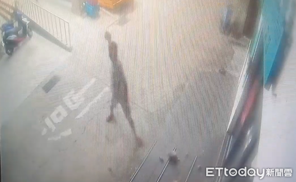 ▲▼民眾黨馬公市黨部遭人砸破玻璃大門，警方迅速鎖定涉嫌人偵辦             。（圖／記者陳洋翻攝）