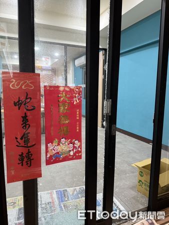 ▲▼民眾黨馬公市黨部遭人砸破玻璃大門，警方迅速鎖定涉嫌人偵辦             。（圖／記者陳洋翻攝）