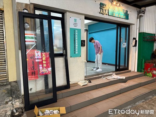 ▲▼民眾黨馬公市黨部遭人砸破玻璃大門，警方迅速鎖定涉嫌人偵辦             。（圖／記者陳洋翻攝）