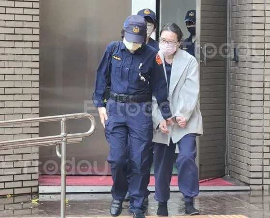 ▲▼涉聯手虐死1歲男童「剴剴」的保母姊妹劉彩萱（淺色外套）、劉若琳（褐色外套），被羈押禁見至今逾1年，4日到台北地院出庭，透過律師求交保。（圖／記者黃哲民攝）