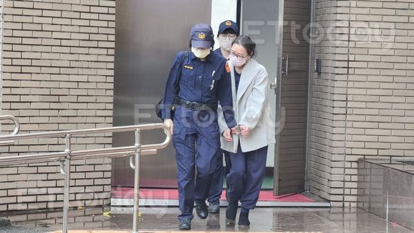 ▲▼涉聯手虐死1歲男童「剴剴」的保母姊妹劉彩萱（淺色外套）、劉若琳（褐色外套），被羈押禁見至今逾1年，4日到台北地院出庭，透過律師求交保。（圖／記者黃哲民攝）