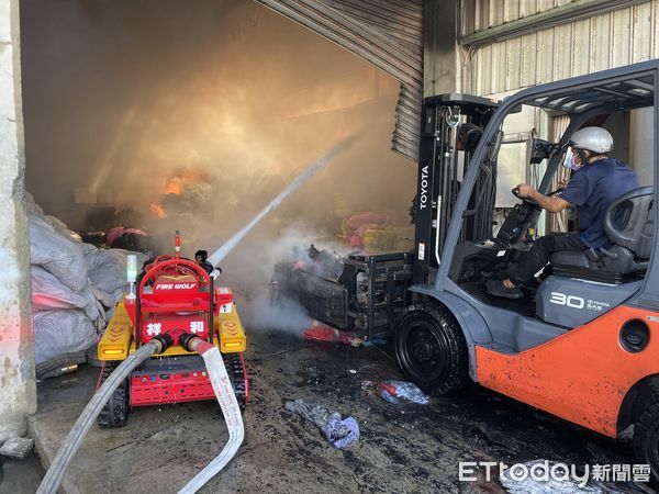 ▲▼  嘉義縣六腳鄉竹本村竹仔腳附近發生工廠火警           。（圖／記者翁伊森攝）
