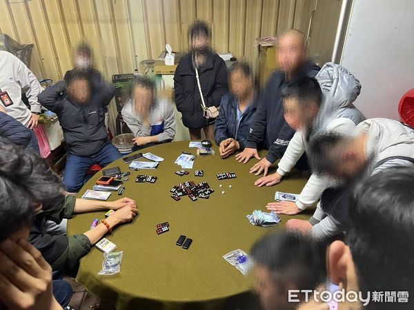 ▲▼警方衝入賭場喝令賭客不要動！起獲賭資90多萬元，逮捕負責人及賭客等19人             。（圖／記者陳以昇翻攝）