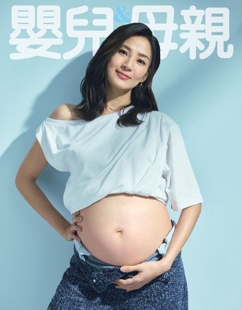 ▲▼47歲女星洪小鈴懷孕仍維持相當好的體態。（圖／嬰兒與母親雜誌提供）