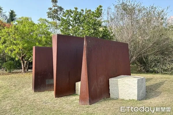 ▲▼高美館戶外藝術品遭不明人士塗鴉，還簽上大名。（圖／記者許宥孺翻攝）