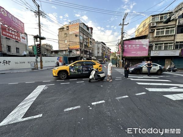 ▲蔡男騎機車鑽車縫超車，不慎擦撞計程車摔車倒地。（圖／記者陸運陞翻攝）