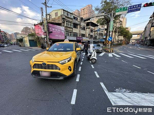 ▲蔡男騎機車鑽車縫超車，不慎擦撞計程車摔車倒地。（圖／記者陸運陞翻攝）