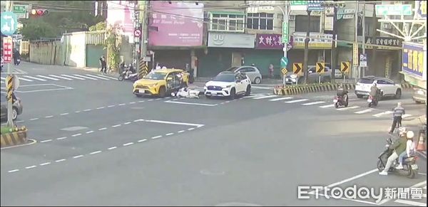 ▲蔡男騎機車鑽車縫超車，不慎擦撞計程車摔車倒地。（圖／記者陸運陞翻攝）