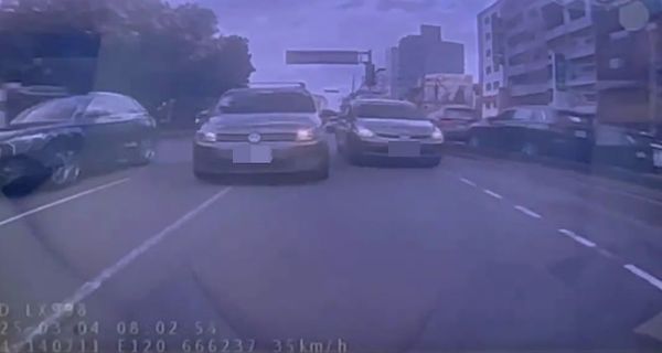 ▲▼台中2輛自小客車爭道霸佔道路，駕駛怒下車持球棒猛砸。（圖／Wowtchout地圖型行車影像分享平台提供）