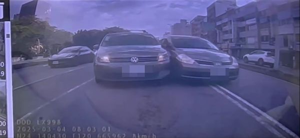 ▲▼台中2輛自小客車爭道霸佔道路，駕駛怒下車持球棒猛砸。（圖／Wowtchout地圖型行車影像分享平台提供）