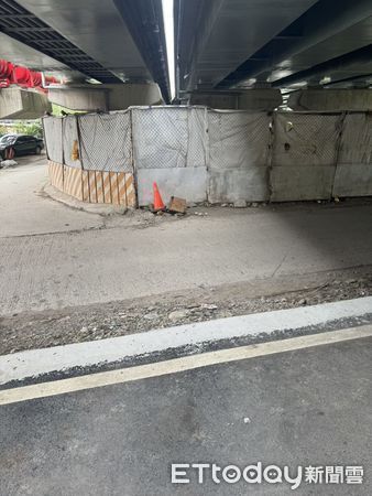 三鶯橋下棄犬。（圖／新北市動保處提供）