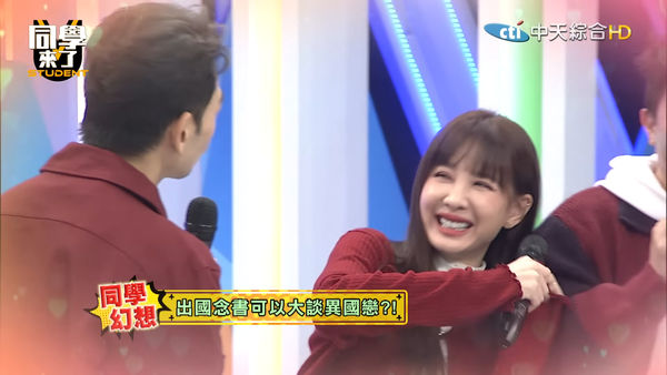 ▲錄影突指安心亞「全世界只能駕馭妳」　阿Ken作勢親嘴&hellip;全場驚：注意眼神。（圖／翻攝自YouTube／同學來了）