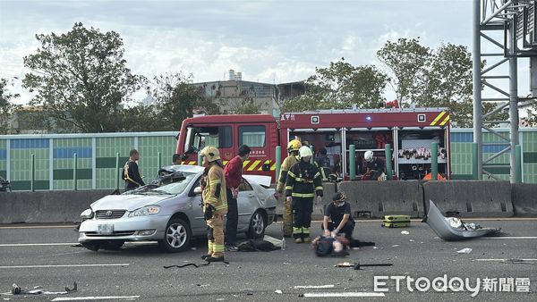 ▲國道一號五甲段發生嚴重車禍。（圖／記者吳世龍攝）