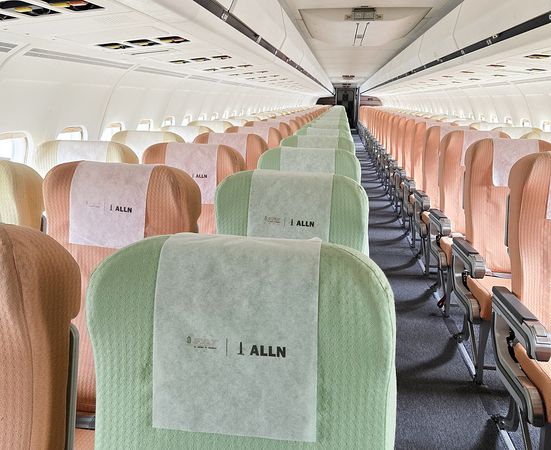 ▲桃園分署日前至桃園機場對遠東航空一架MD-83型飛機進行查封，內部陳設已屬老舊。（圖／桃園分署提供）