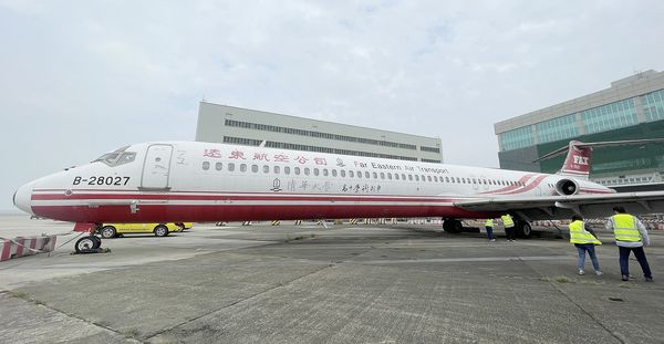 ▲桃園分署日前至桃園機場停機坪，對遠東航空一架MD-83型飛機進行查封強制作業。（圖／桃園分署提供）