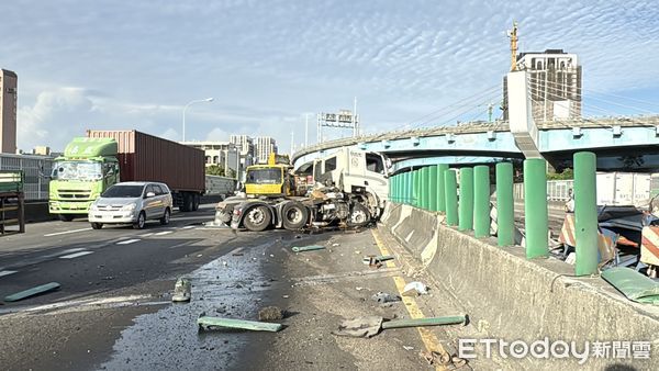 ▲▼國道一號372K車禍。（圖／記者吳世龍攝）