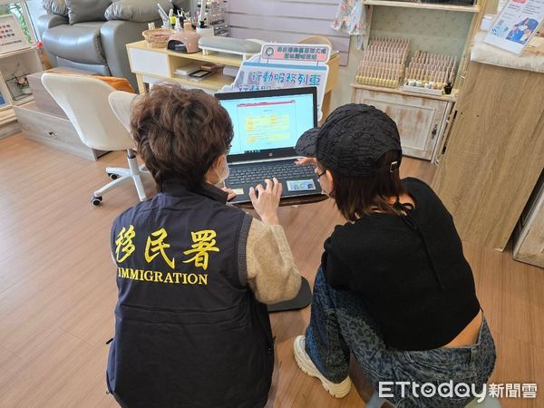 ▲移民署南區事務大隊雲林縣服務站利用「到府關懷、宅配愛擴大便民行動服務」的機會，指派專人到家協助新住民辦理。（圖／記者游瓊華翻攝）