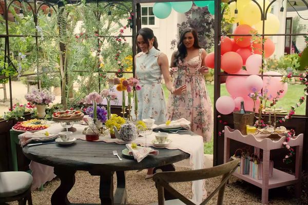 梅根在節目中和好友敏迪卡靈（右）舉辦花園派對。（翻攝Netflix）