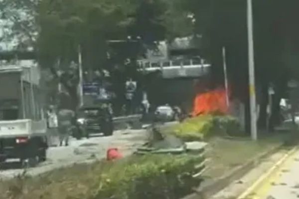 ▲▼新加坡一輛保時捷發生車禍後起火，司機受困車內被活活燒死。（圖／翻攝自Facebook）