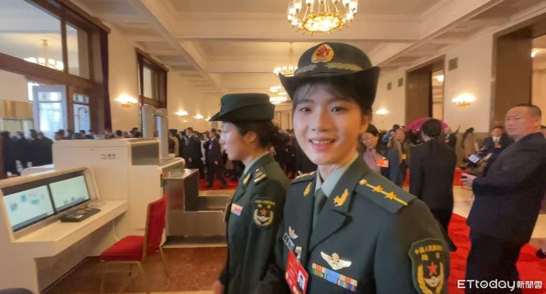 影／解放軍宋慧喬亮相！　聽聞被封為「最美女飛官」徐楓燦羞笑