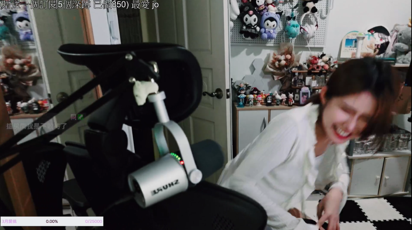 ▲▼實況主拿晚餐回到座位上，發現胸口有蟑螂，嚇得放聲尖叫。（圖／翻攝Twitch／桃桃子もも）