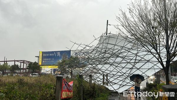 ▲▼台中傍晚突狂風暴雨，建案招牌倒塌壓傷騎士。（圖／記者許權毅攝）