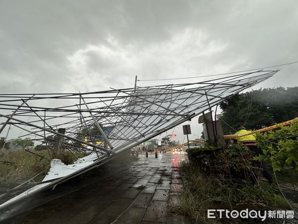 ▲▼台中傍晚突狂風暴雨，建案招牌倒塌壓傷騎士。（圖／記者許權毅攝）