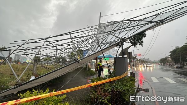 ▲▼台中傍晚突狂風暴雨，建案招牌倒塌壓傷騎士。（圖／記者許權毅攝）
