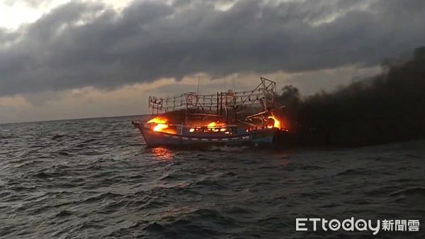 ▲金山漁船彭佳嶼陷火海 烈焰吞噬畫面曝光。（圖／記者郭世賢翻攝）
