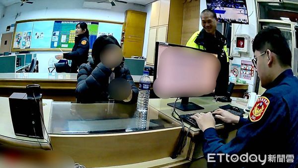 ▲警張貼郵局「打詐儀錶板」警語奏效。（圖／記者楊漢聲翻攝）