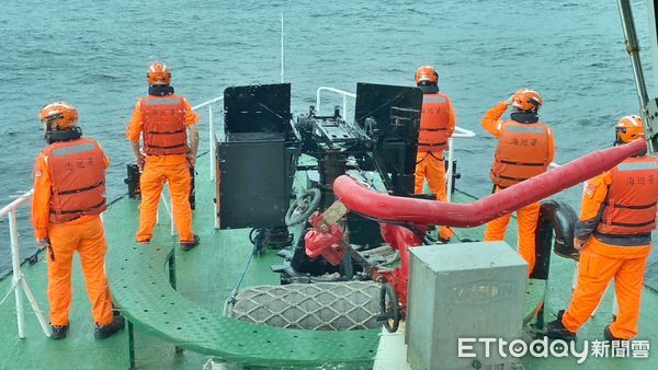 ▲金山漁船彭佳嶼陷火海。（圖／記者郭世賢翻攝）