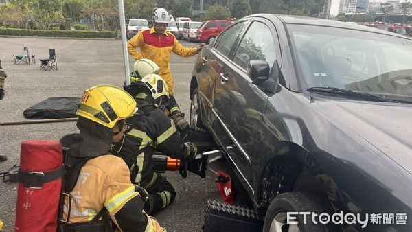 ▲▼消防局將採購「底盤瞄子、滅火毯、緊急插頭、穿剌瞄子與防汛擋水板」專業設備，及辦理專業訓練課程，來提升救災行動的安全與效率。（圖／記者吳世龍翻攝）