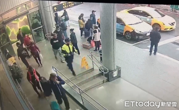 ▲▼通緝犯趁小三通濃霧闖關被逮！　警方押送畫面曝光。（圖／記者林名揚翻攝）