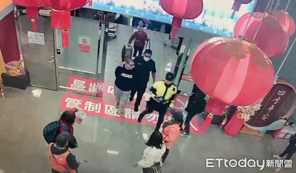 ▲▼通緝犯趁小三通濃霧闖關被逮！　警方押送畫面曝光。（圖／記者林名揚翻攝）